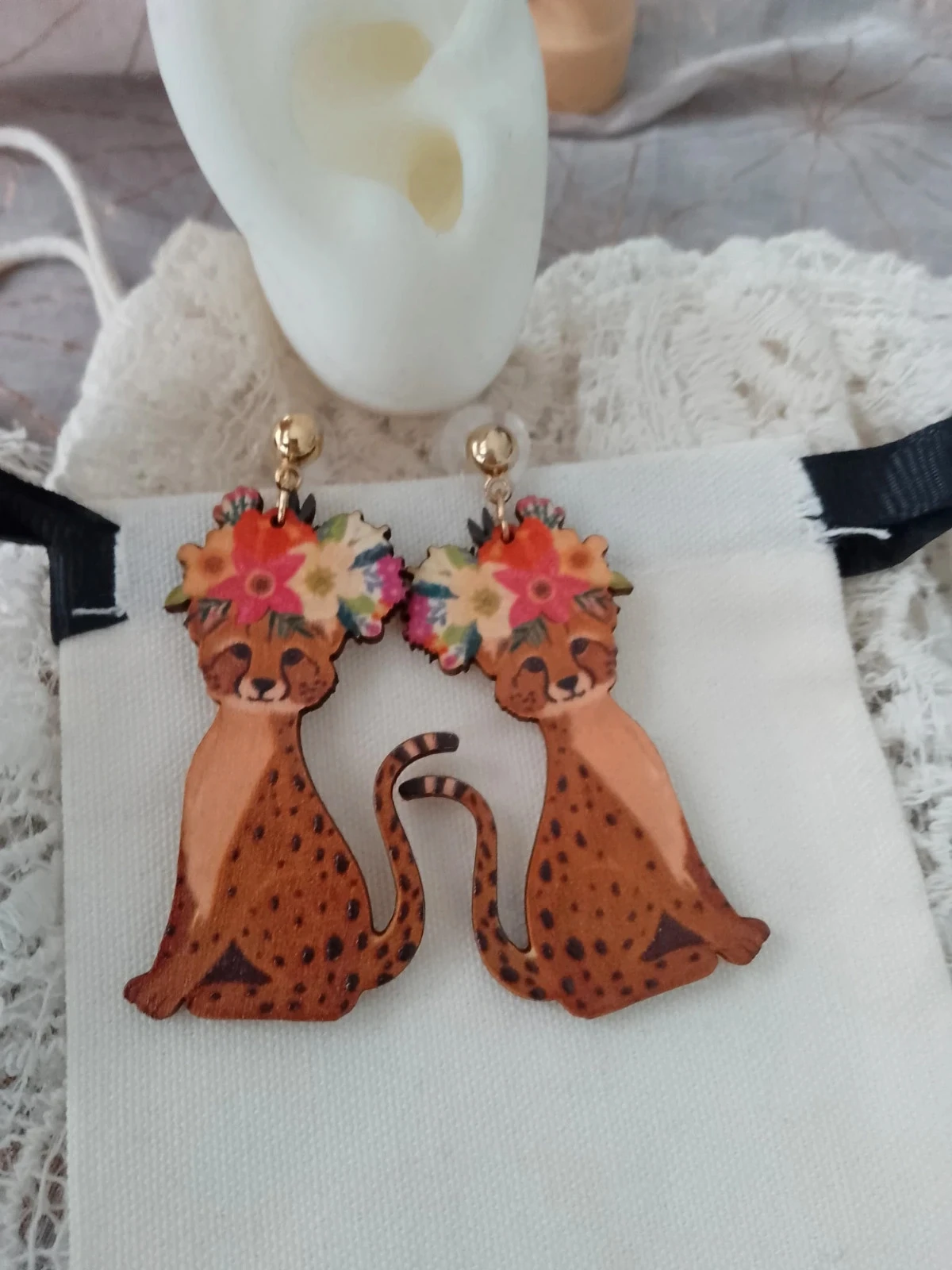 Leopards oorbellen met bloemenkronen – photo 2